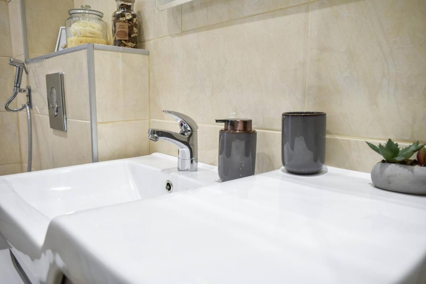 Duplex Condo Prime Location 2Bth 2 Studios София Екстериор снимка